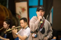 Quang Linh giản dị ra Hà Nội tập luyện cho đêm nhạc Tố Nga