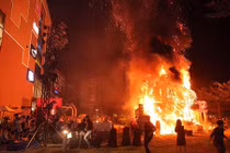 Hồ Ngọc Hà chạy tán loạn khi cháy sân khấu “Kong: Skull Island“