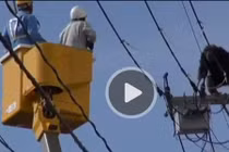 Gay cấn giải cứu tinh tinh xổng chuồng đánh đu trên dây điện