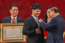 NSƯT Xuân Bắc nhận Huân chương Lao động hạng Ba