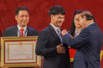 NSƯT Xuân Bắc nhận Huân chương Lao động hạng Ba