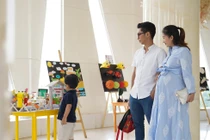 Khánh Thi bụng bầu vượt mặt cùng Phan Hiển đưa con trai đến trường