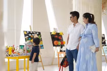 Khánh Thi bụng bầu vượt mặt cùng Phan Hiển đưa con trai đến trường