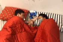 Vừa rước dâu, Hoàng Oanh và chồng Tây đã "sập nguồn", trùm chăn nằm 