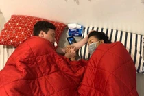 Vừa rước dâu, Hoàng Oanh và chồng Tây đã "sập nguồn", trùm chăn nằm 