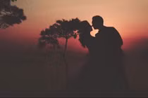 MC Thành Trung và vợ 9x “nhá hàng” ảnh cưới lãng mạn