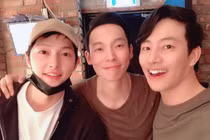 Té ngửa bức ảnh Song Joong Ki xuất hiện sau tuyên bố ly hôn