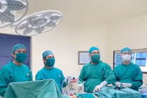 Người đàn ông đi tiểu ra máu, phải cắt thận do u xâm lấn