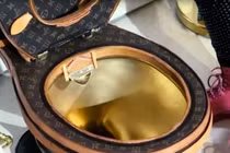 Bồn cầu mạ vàng, bọc vải hàng hiệu Louis Vuitton gây sốc
