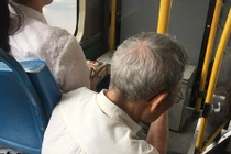 Dửng dưng với cụ già, cô gái trẻ đi xe buýt gây bức xúc 