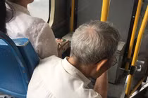 Dửng dưng với cụ già, cô gái trẻ đi xe buýt gây bức xúc 