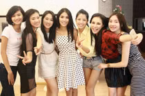 Hoa khôi Lan Khuê nhí nhảnh cùng bạn bè sau đăng quang