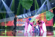 Phi Thanh Vân ngã quỵ trên sân khấu khiến Việt Hương “rụng tim“