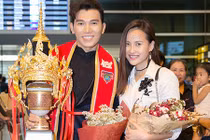 Khánh Ngân ra sân bay lúc nửa đêm đón Nam vương Ngọc Tình