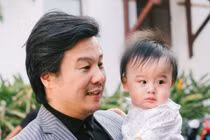 Vợ chồng Thanh Bùi lần đầu bế cặp sinh đôi đi sự kiện