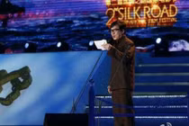 Thành Long trao giải cho "Tôi thấy hoa vàng trên cỏ xanh"