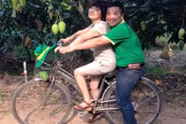 Chí Trung - Ngọc Huyền quấn quýt như thời mới yêu