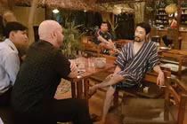 Vì sao Johnny Trí Nguyễn mặc đồ ngủ tiếp võ sư Flores?