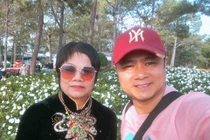 NSND Tự Long đăng loạt ảnh hiếm bên mẹ ruột vừa tròn 72 tuổi