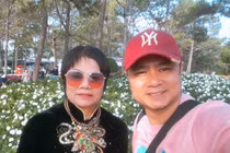 NSND Tự Long đăng loạt ảnh hiếm bên mẹ ruột vừa tròn 72 tuổi