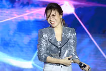 Hàng ngàn người xem Mỹ Tâm hát giữa lúc trời sắp bão lớn