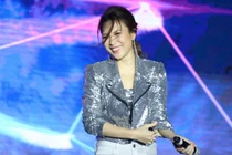 Hàng ngàn người xem Mỹ Tâm hát giữa lúc trời sắp bão lớn