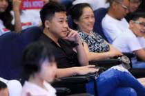 Bạn trai lặng lẽ ngồi theo dõi Hòa Minzy trong buổi offline