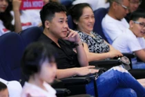 Bạn trai lặng lẽ ngồi theo dõi Hòa Minzy trong buổi offline