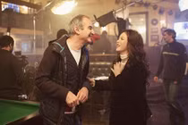 Lý Nhã Kỳ tươi rói bên đạo diễn Olivier Assayas trên phim trường 