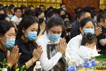 Vợ Vân Quang Long khóc nghẹn trong lễ tang chồng