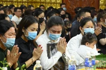 Vợ Vân Quang Long khóc nghẹn trong lễ tang chồng