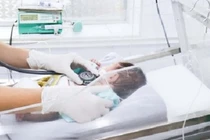 Cứu sống bệnh nhi 4 ngày tuổi bị viêm ruột hoại tử nguy kịch