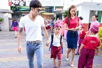 Ưng Hoàng Phúc tận tình chăm sóc con riêng của vợ