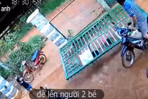 Video: Đứng tim nhìn cổng sắt đổ sập, đè lên người 2 em bé 