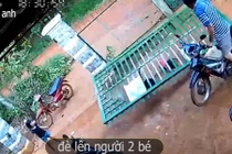 Video: Đứng tim nhìn cổng sắt đổ sập, đè lên người 2 em bé 