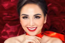 Hoa hậu Diễm Hương khoe nhẫn to đùng ở ngón áp út 