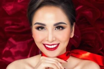 Hoa hậu Diễm Hương khoe nhẫn to đùng ở ngón áp út 