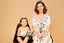 Jennifer Phạm khoe bụng bầu 7 tháng chụp ảnh cùng con gái