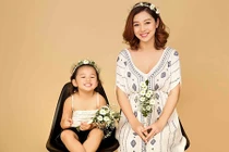 Jennifer Phạm khoe bụng bầu 7 tháng chụp ảnh cùng con gái