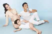 Khánh Thi rạng rỡ khoe bụng bầu 8 tháng bên chồng kém 12 tuổi