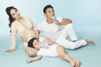 Khánh Thi rạng rỡ khoe bụng bầu 8 tháng bên chồng kém 12 tuổi