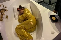 Lan Ngọc ngủ trong bồn tắm khiến fan xót, quên việc giọng hát thảm hoạ sắp trình làng