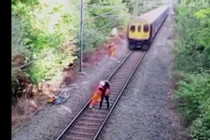 Video: Đeo tai nghe khi ra đường và tình huống chết khiếp