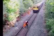 Video: Đeo tai nghe khi ra đường và tình huống chết khiếp