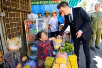 Phát sốt ảnh Đàm Vĩnh Hưng ra chợ cũ quay MV