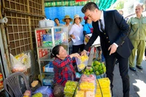 Phát sốt ảnh Đàm Vĩnh Hưng ra chợ cũ quay MV