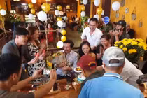 NSƯT Trung Anh bất ngờ được ê-kíp 'Về nhà đi con' tổ chức sinh nhật