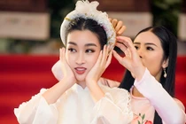 Hoa hậu Đỗ Mỹ Linh gặp sự cố trang phục được Ngọc Hân cứu nguy 