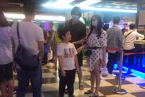 Tim - Trương Quỳnh Anh đeo khẩu trang che mặt đưa con đi chơi