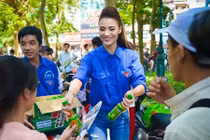 Người mẫu Hồng Quế đội nắng đi tiếp sức mùa thi